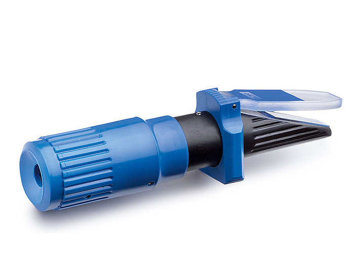 Rifrattometro per additivi per refrigeranti, acido per batterie, liquido per tergicristalli.