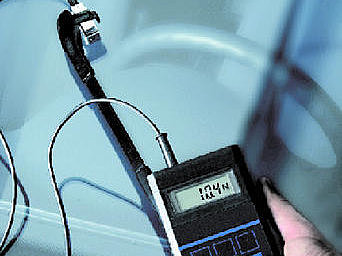 Dispositivo electrónico de medición de la fuerza DKM 15 para comprobar la presión de contacto de los brazos del limpiaparabrisas