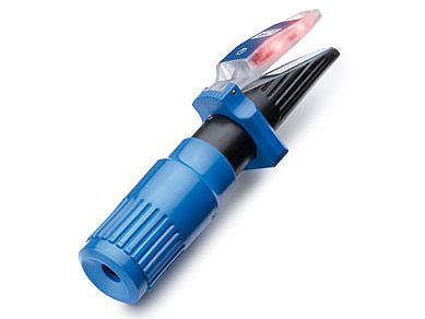 Refraktometer (mit 4-fach Skala und LED Beleuchtung)
