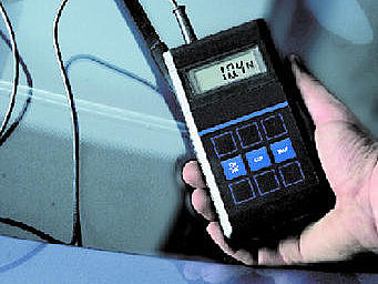 Electronic force gauge for checking the contact force of the windshield wiper arms