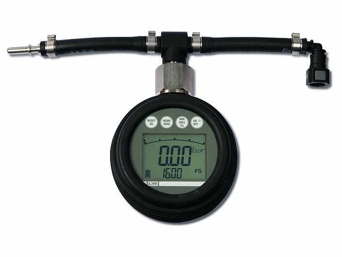 Device to measure the operating pressure and tightness of SCR-systems, with digital gauge
