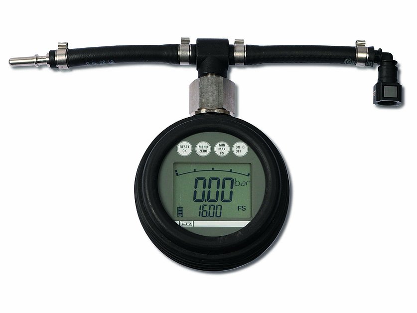Device to measure the operating pressure and tightness of SCR-systems, with digital gauge