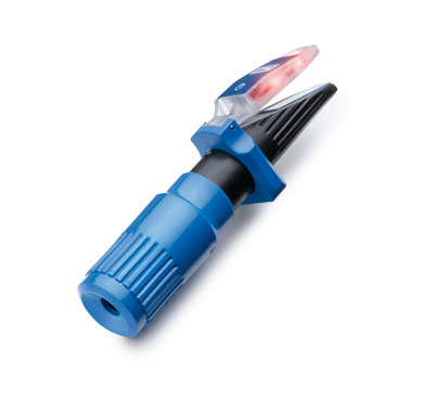 Refractometer fourfold scale and LED lighting